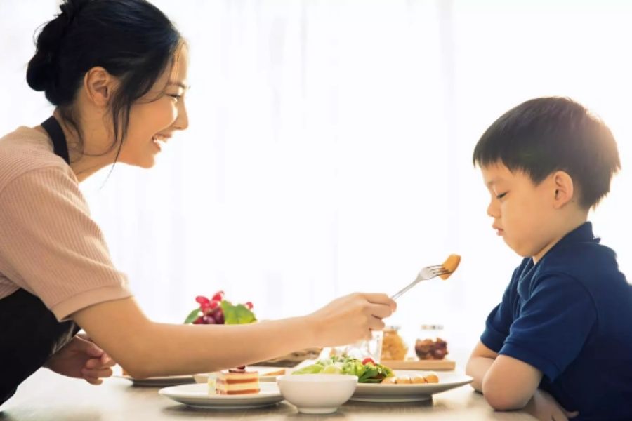 Mơ bị ép ăn thịt chó – Bị áp đặt, không thoải mái (Nguồn: Internet)